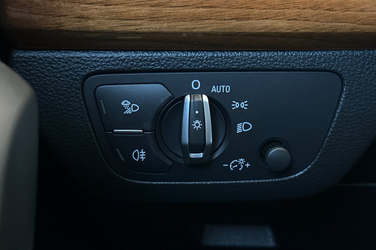 Vehicle image 31 of 35