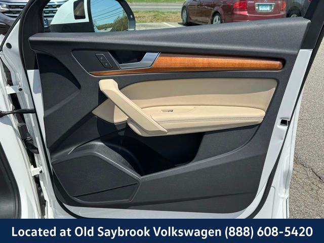 Vehicle image 27 of 43