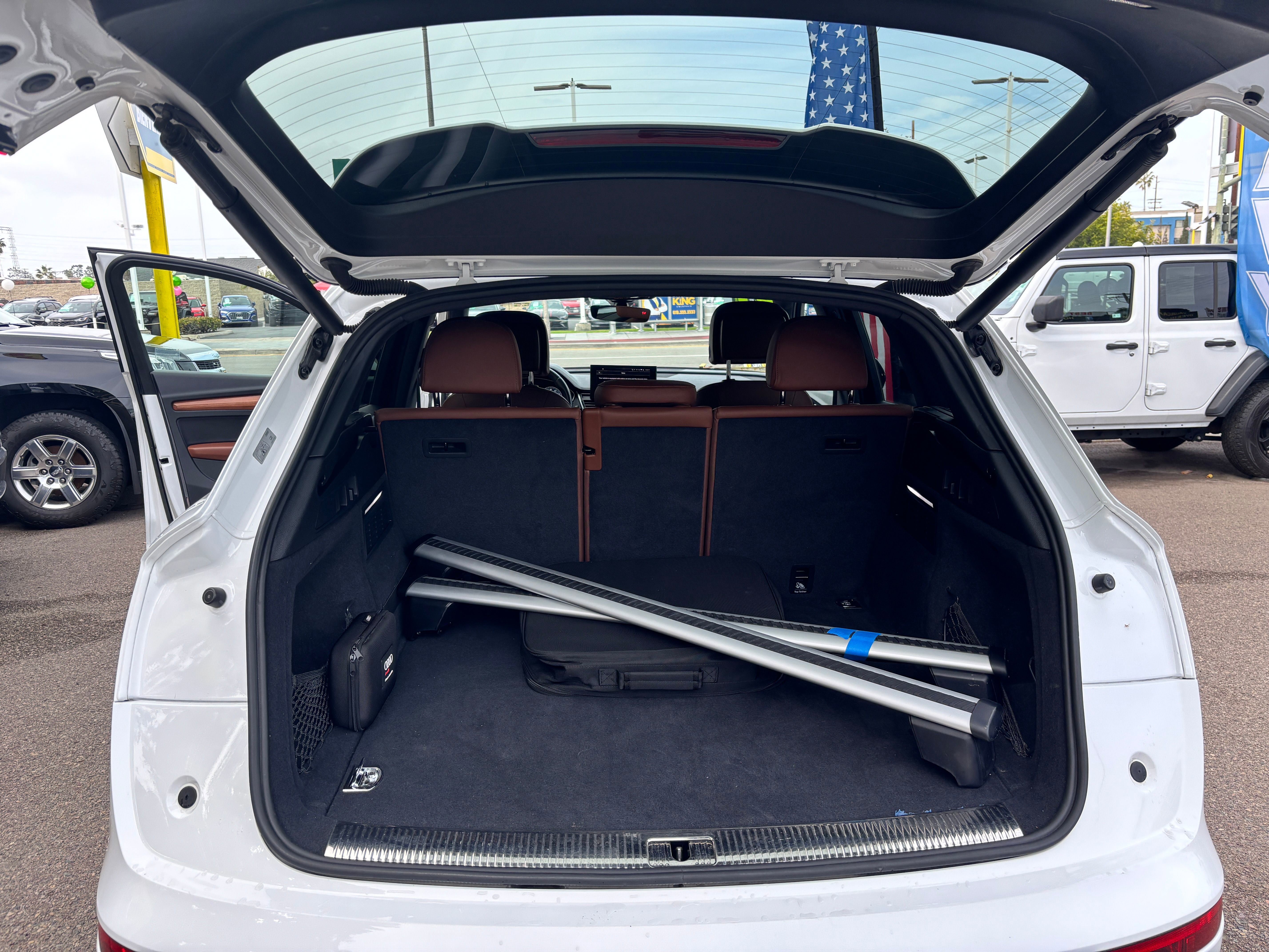 Vehicle image 27 of 29