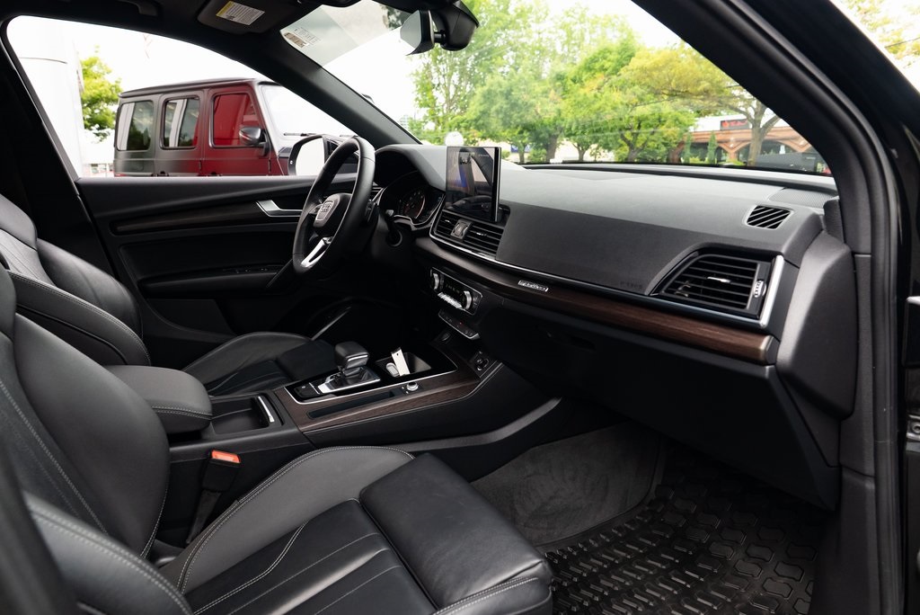 Vehicle image 21 of 28