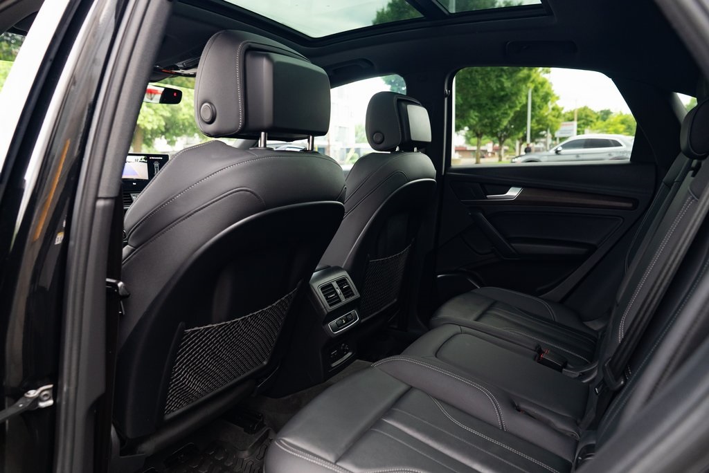 Vehicle image 14 of 28