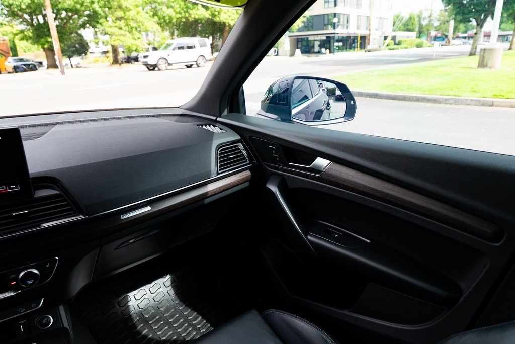 Vehicle image 20 of 28