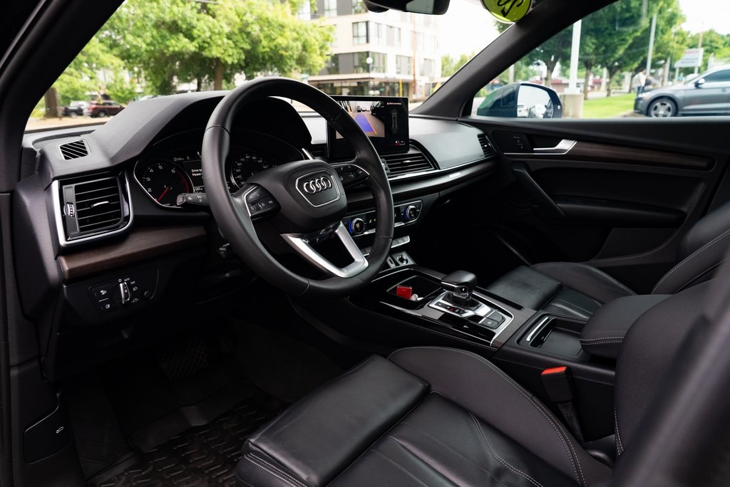 Vehicle image 19 of 28
