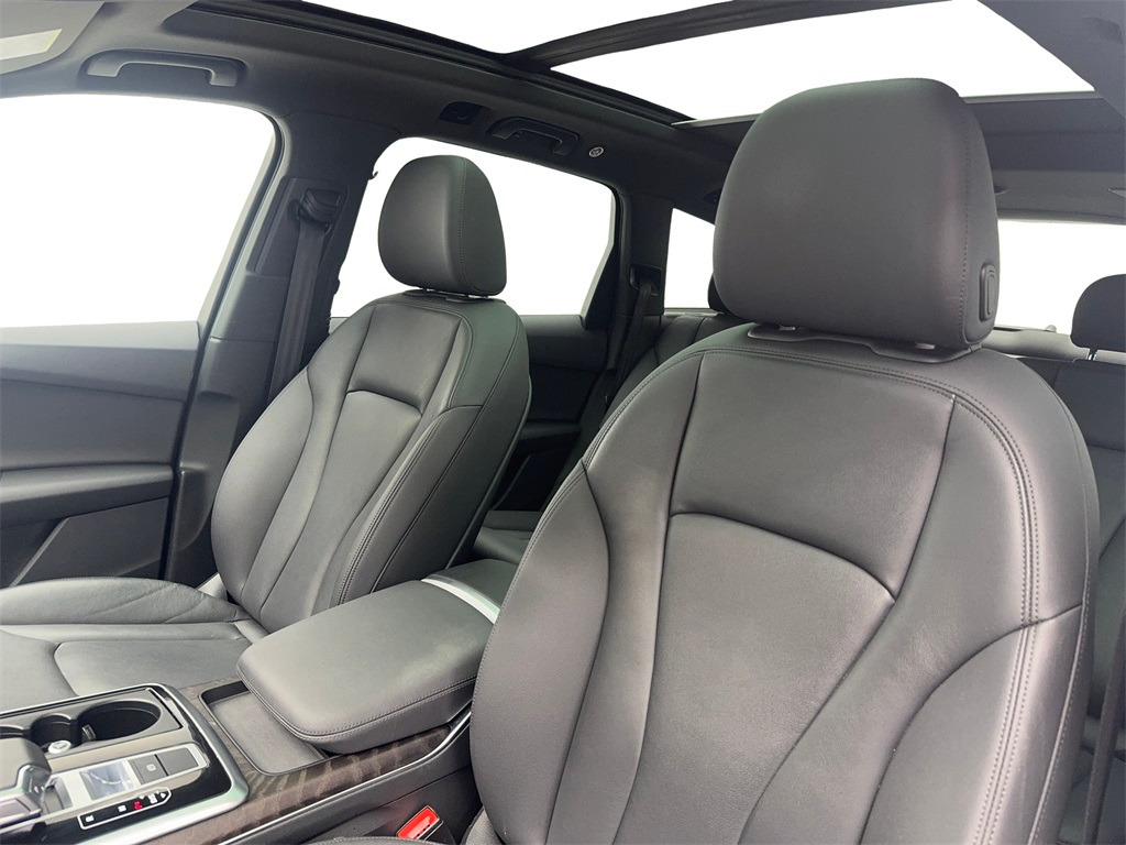 Vehicle image 33 of 57