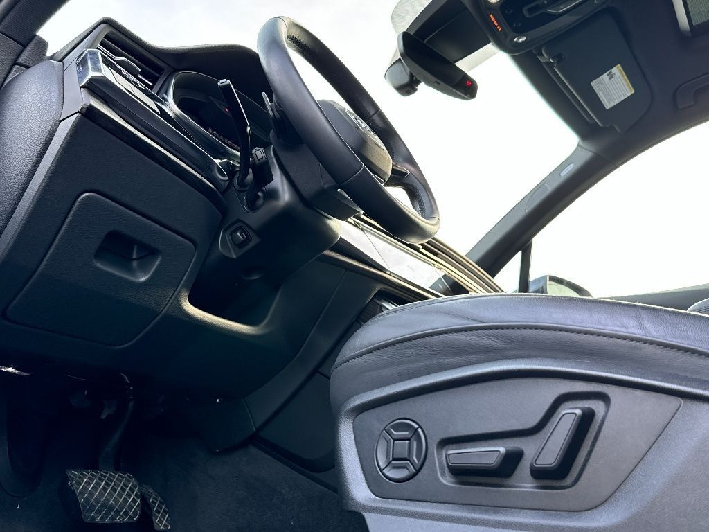 Vehicle image 21 of 36