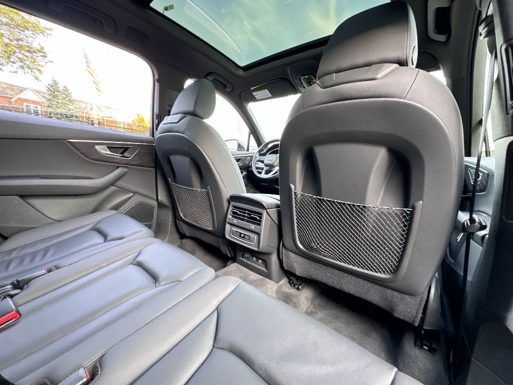 Vehicle image 33 of 36