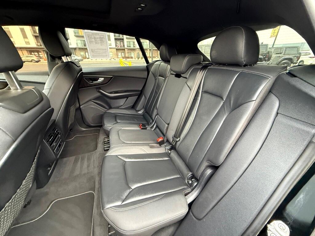 Vehicle image 19 of 40