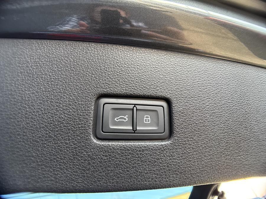 Vehicle image 25 of 32