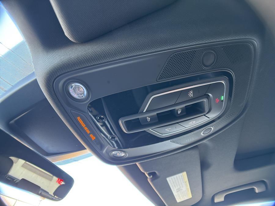 Vehicle image 23 of 32