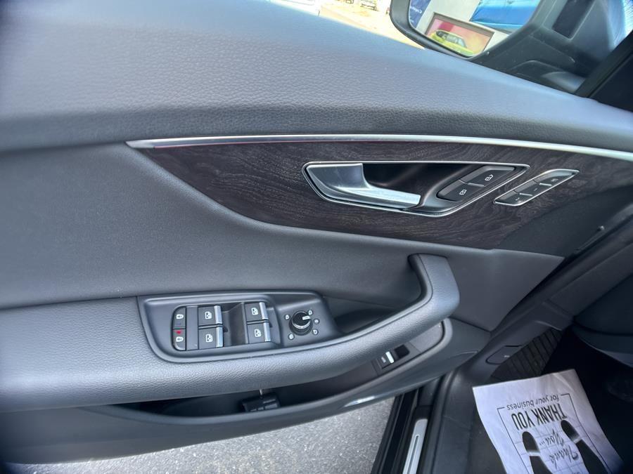 Vehicle image 21 of 32