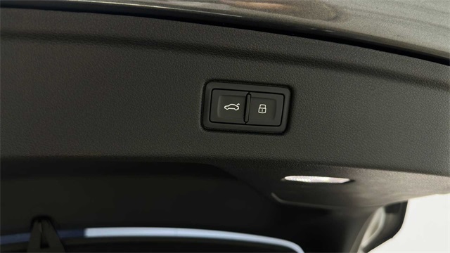 Vehicle image 26 of 33