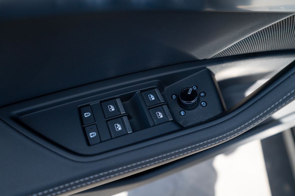 Vehicle image 21 of 38