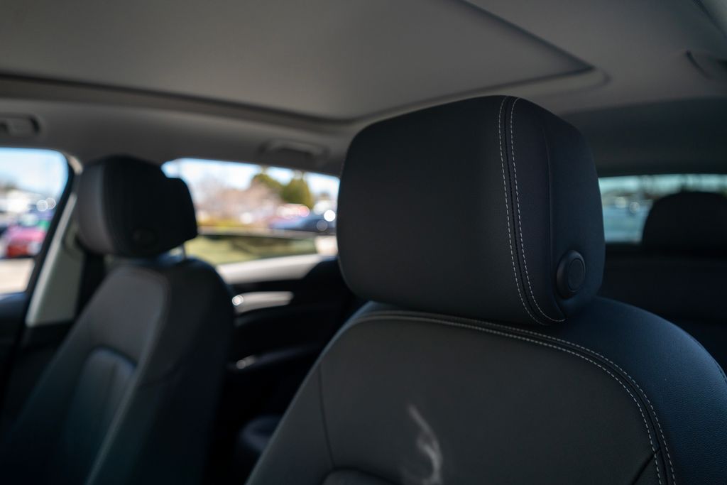 Vehicle image 33 of 38