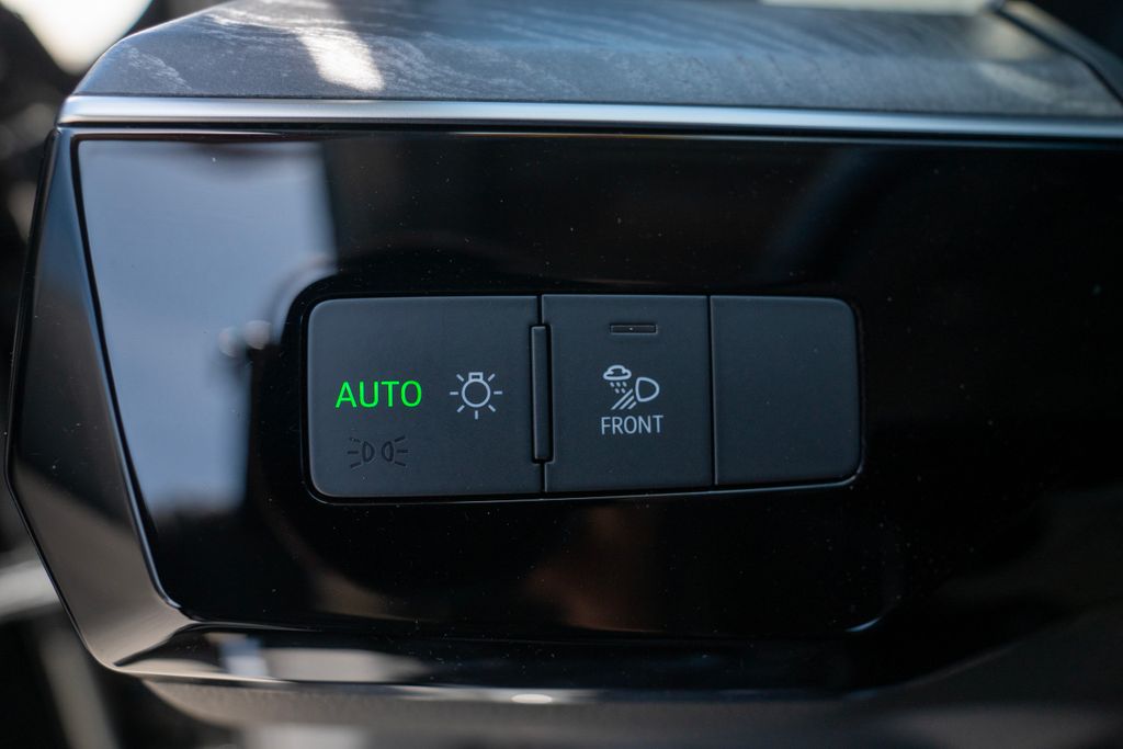 Vehicle image 17 of 38