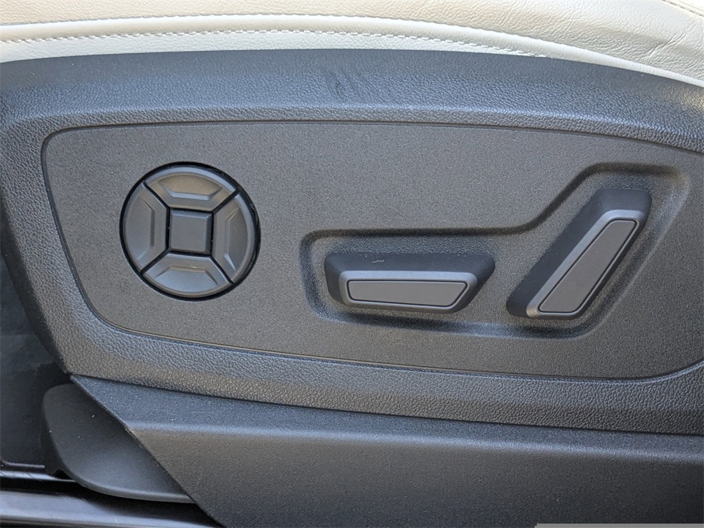 Vehicle image 23 of 36