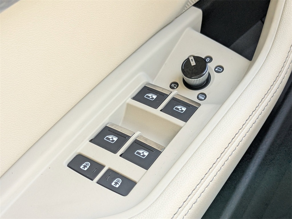 Vehicle image 27 of 36