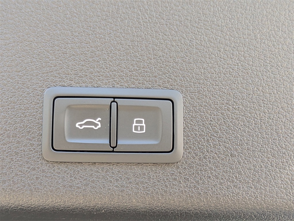 Vehicle image 26 of 36