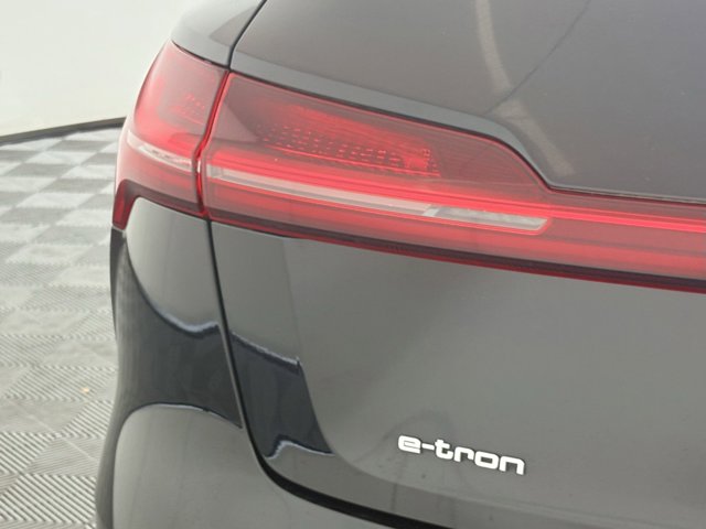 Vehicle image 26 of 28