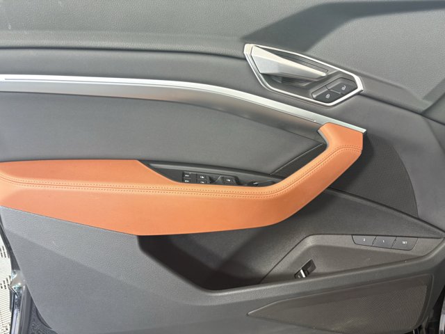 Vehicle image 21 of 28