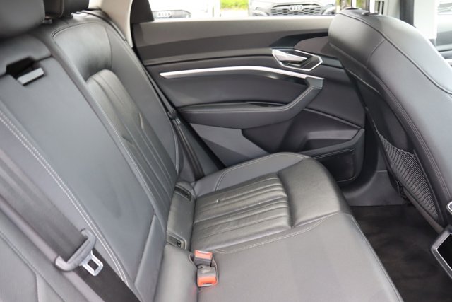 Vehicle image 14 of 15