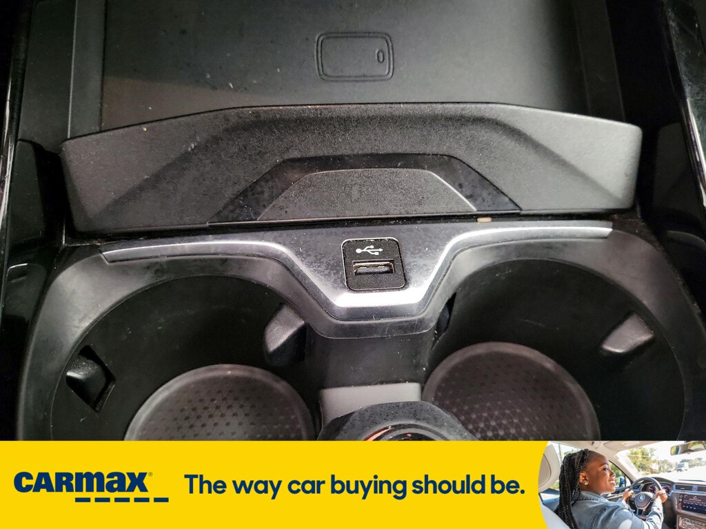Vehicle image 21 of 28