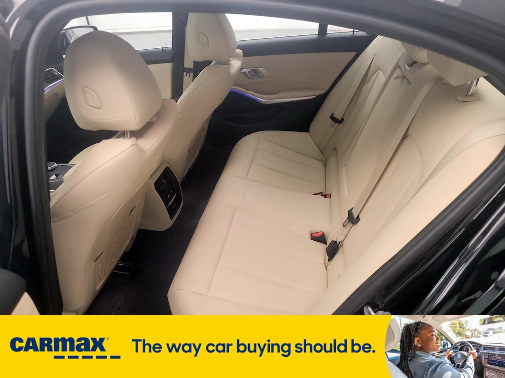 Vehicle image 11 of 28