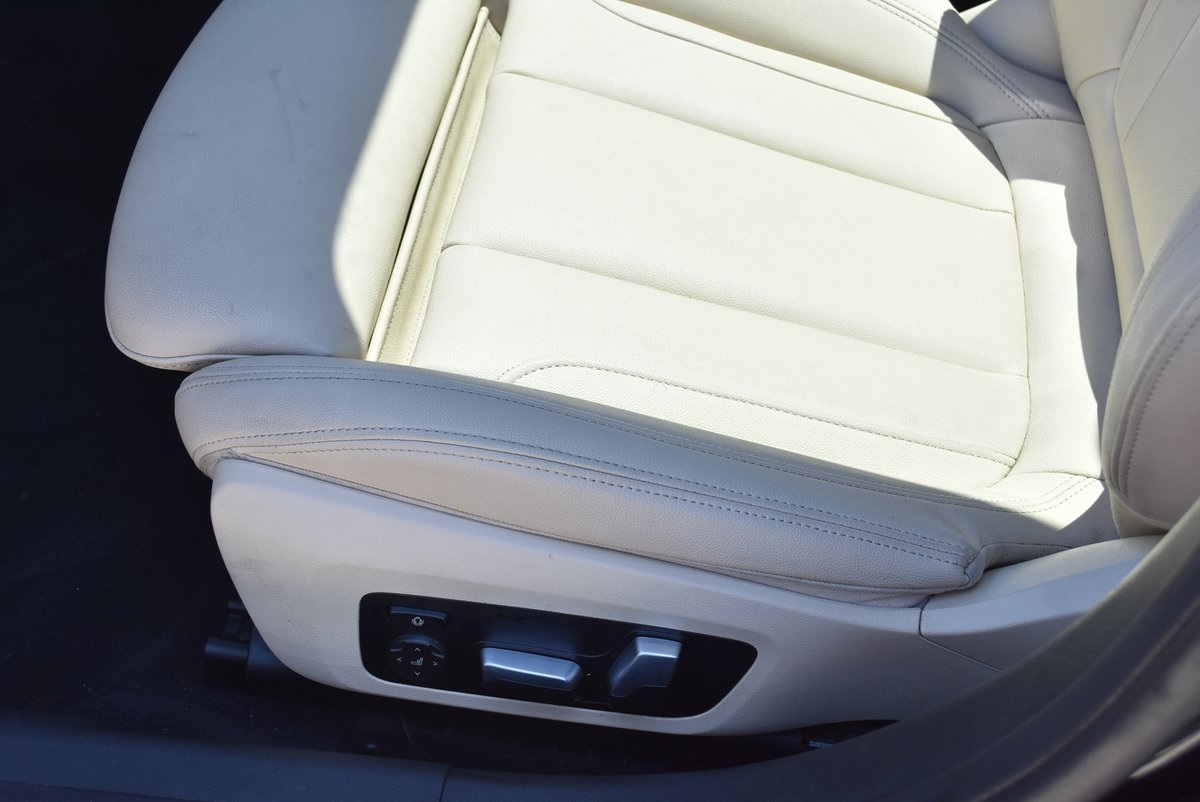Vehicle image 33 of 38