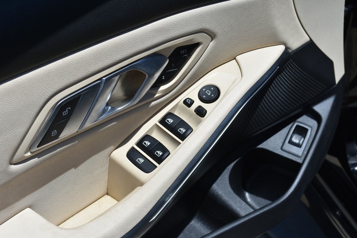 Vehicle image 36 of 38