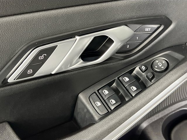 Vehicle image 37 of 44