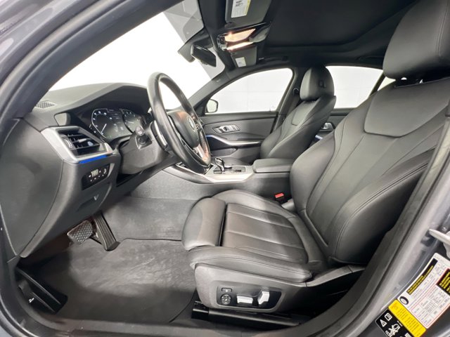 Vehicle image 21 of 44