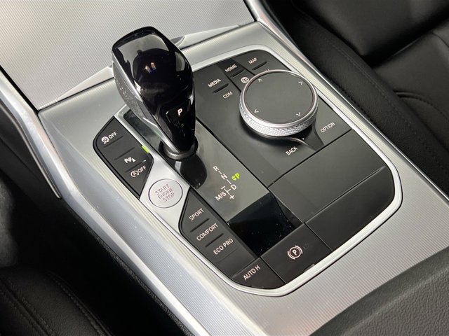 Vehicle image 32 of 44