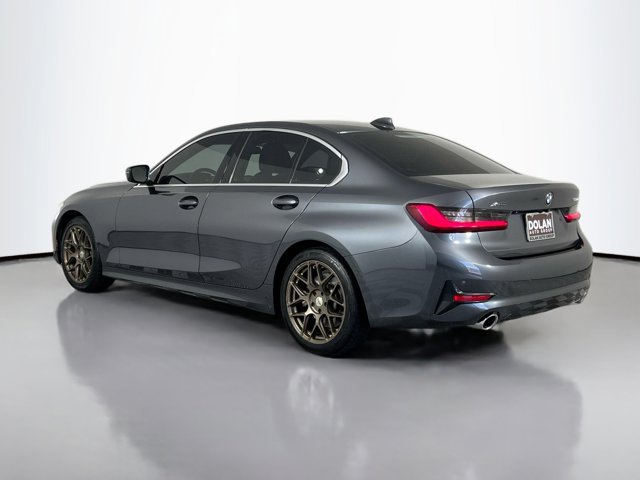 Vehicle image 10 of 44