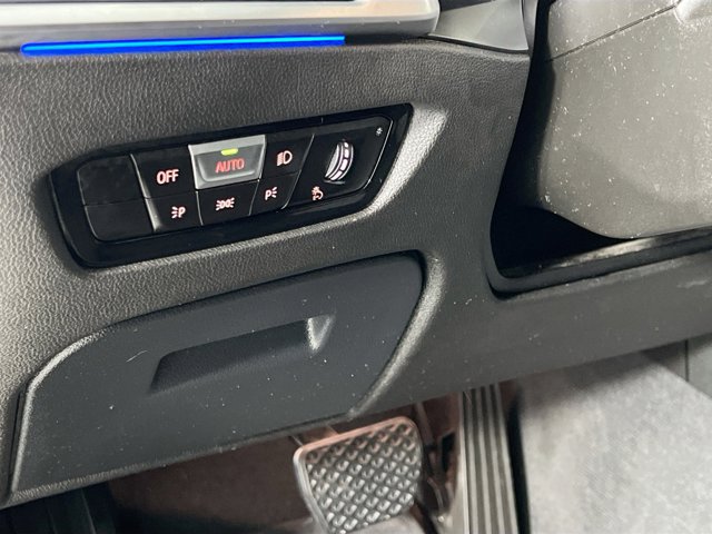 Vehicle image 33 of 44