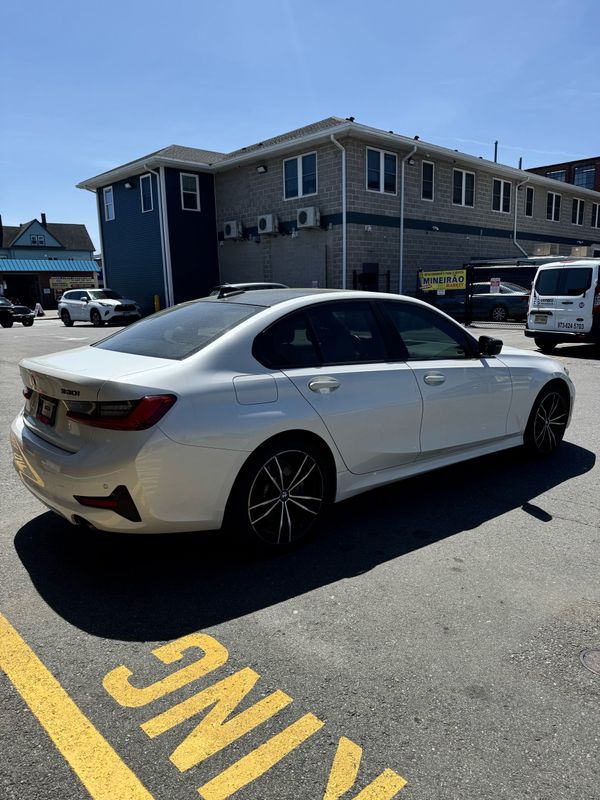 Vehicle image 4 of 14