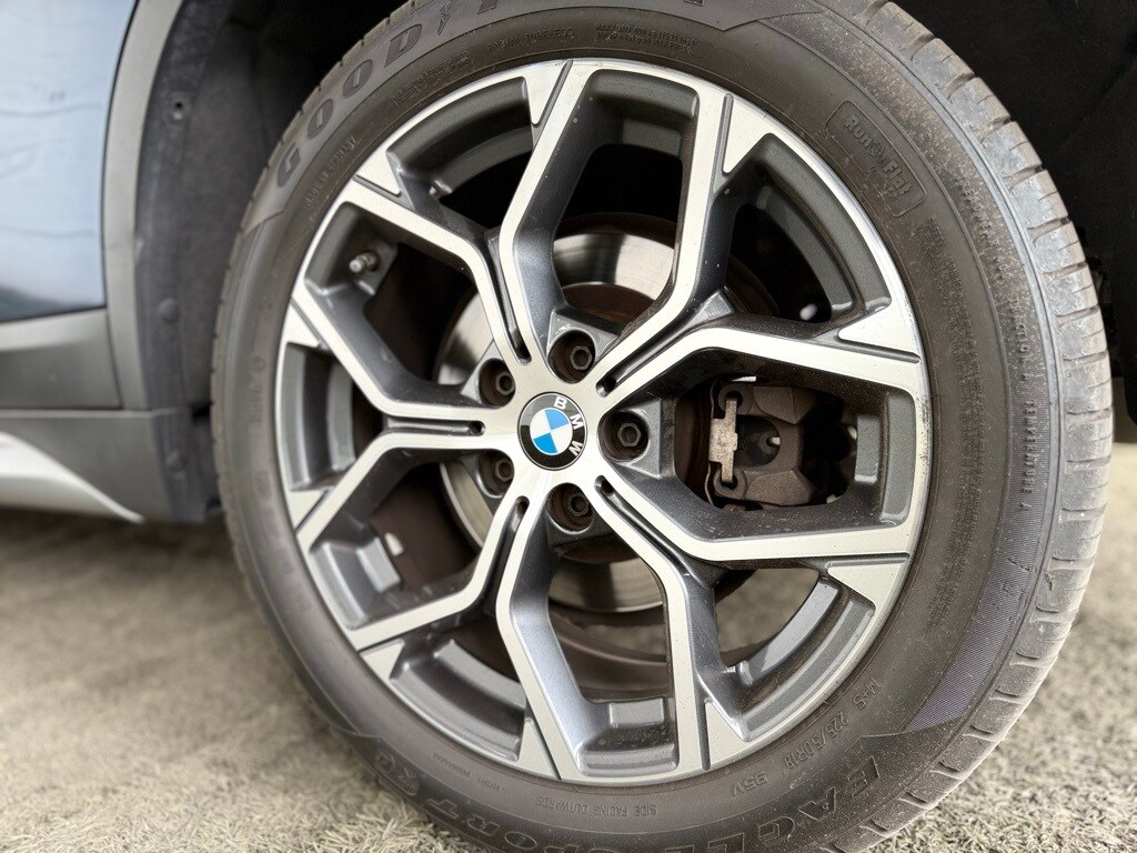 Vehicle image 16 of 49