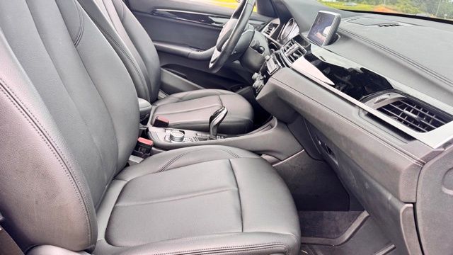 Vehicle image 17 of 32