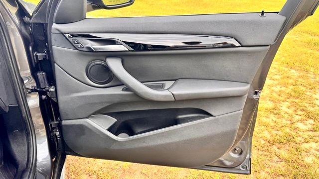 Vehicle image 27 of 32
