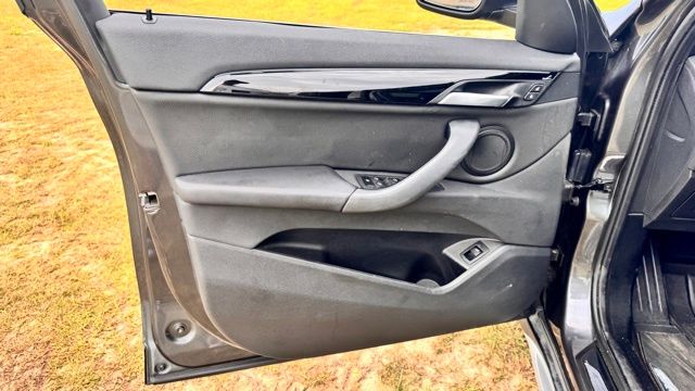 Vehicle image 26 of 32