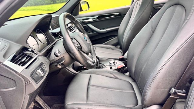 Vehicle image 21 of 32