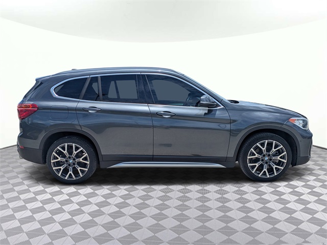 Vehicle image 4 of 33