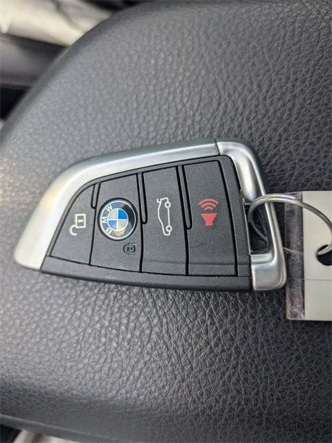 Vehicle image 23 of 33