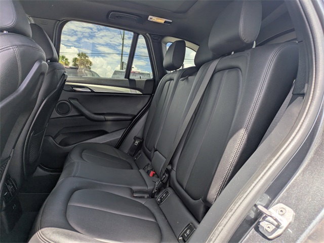 Vehicle image 11 of 33