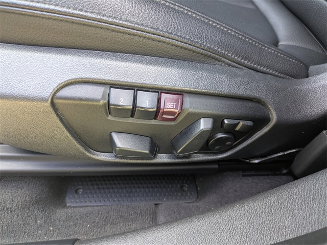 Vehicle image 25 of 33