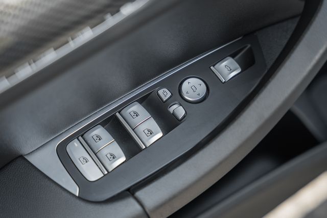 Vehicle image 28 of 48