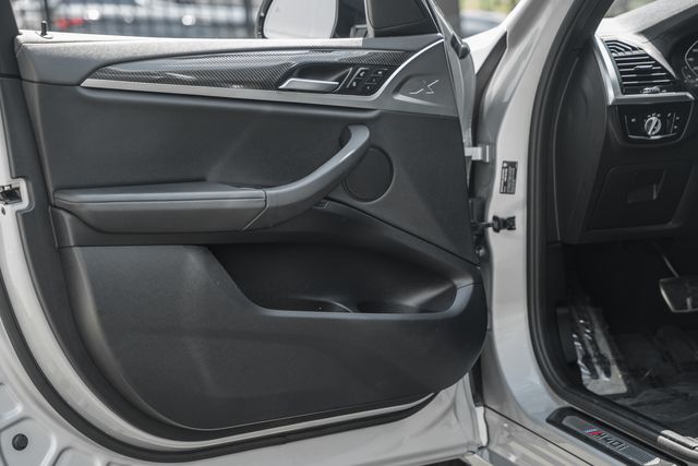 Vehicle image 32 of 48