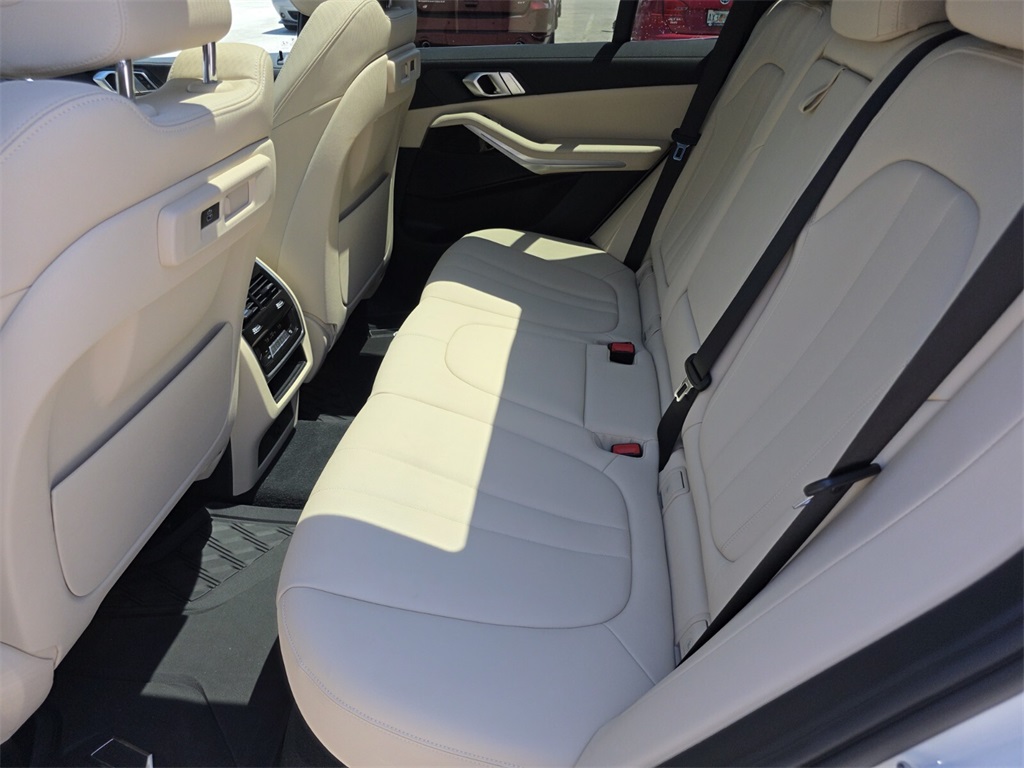 Vehicle image 12 of 31