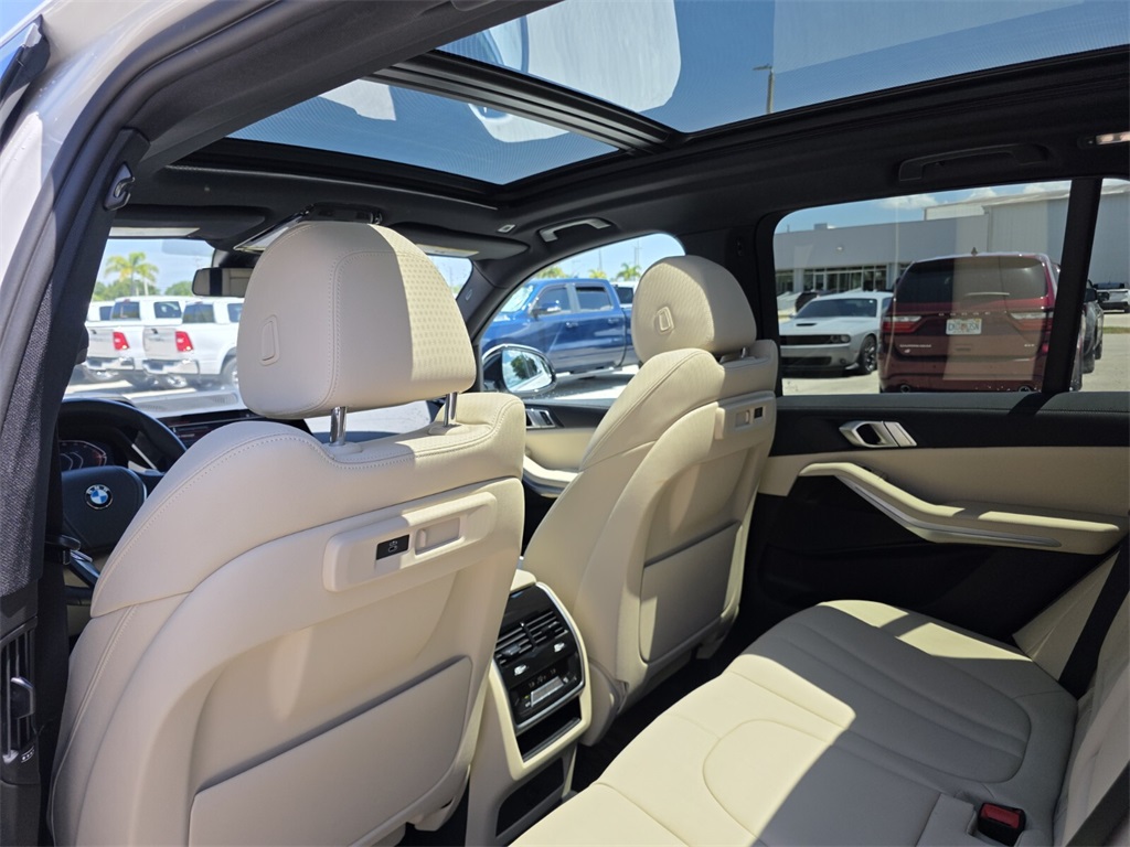 Vehicle image 22 of 31