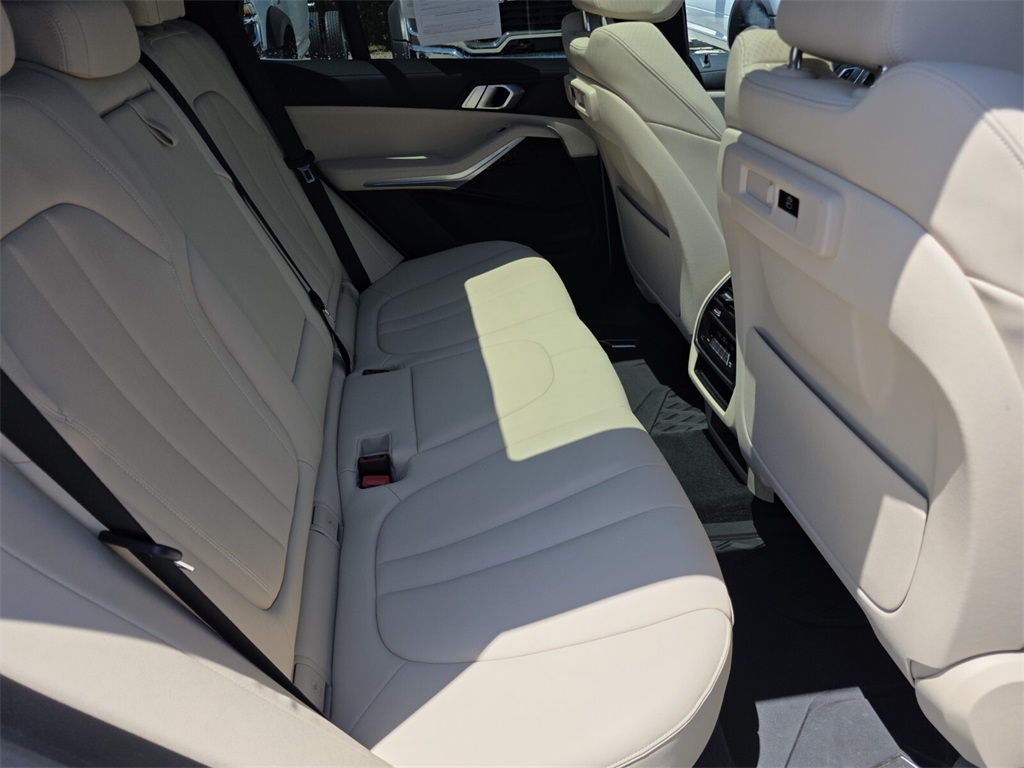 Vehicle image 11 of 31