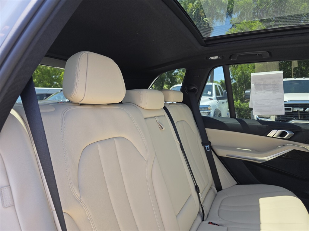 Vehicle image 13 of 31