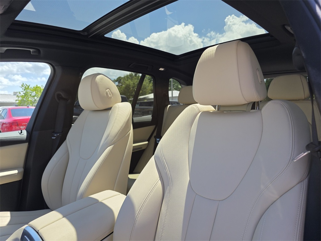 Vehicle image 14 of 31